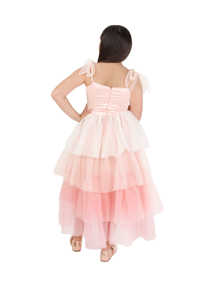 Vestido para niña con degradado de blanco a rosa, cuerpo de satín y falda de tul con moño en la cintura.
