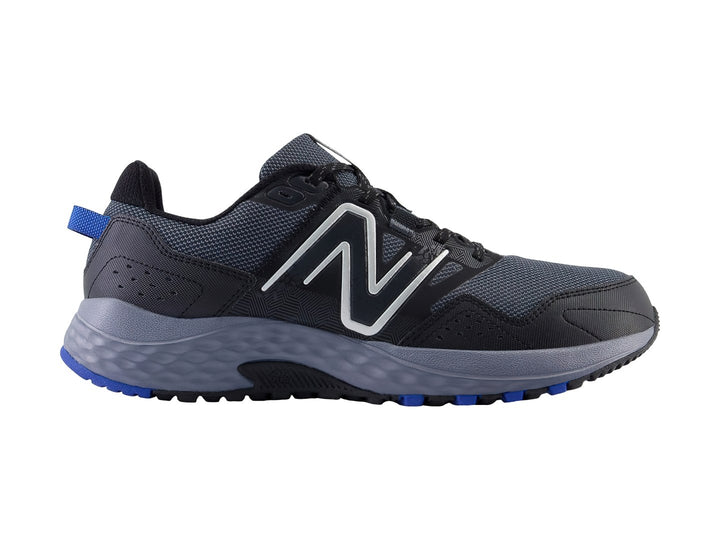 Tenis New Balance color negro con suela gris y detalles en azul.