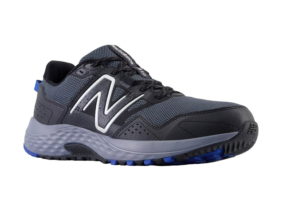 Tenis New Balance color negro con suela gris y detalles en azul.