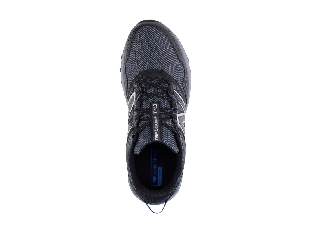 Tenis New Balance color negro con suela gris y detalles en azul.