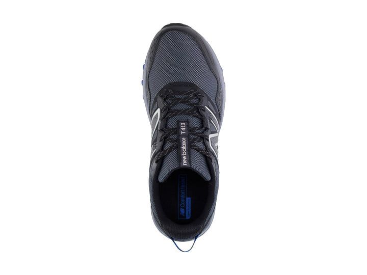 Tenis New Balance color negro con suela gris y detalles en azul.