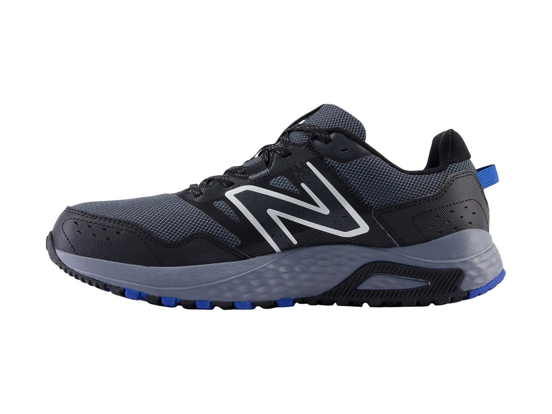 Tenis New Balance color negro con suela gris y detalles en azul.