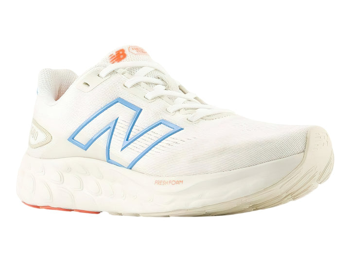 Tenis New Balance 680 color blanco con detalles en azul y suela roja.
