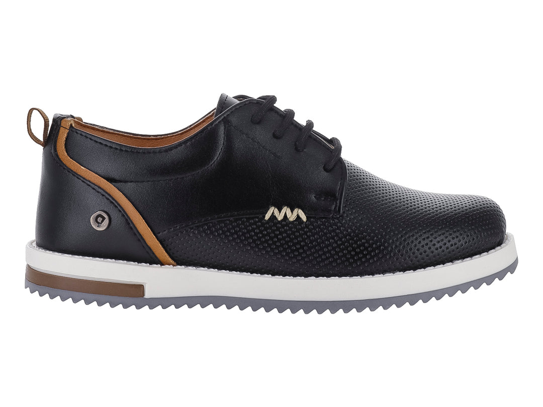 Zapato casual negro para niño con cordones, detalles en café y suela blanca.