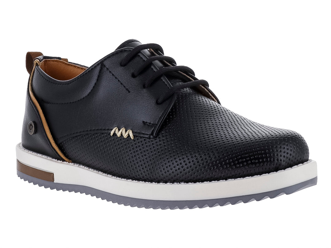 Zapato casual negro para niño con cordones, detalles en café y suela blanca.