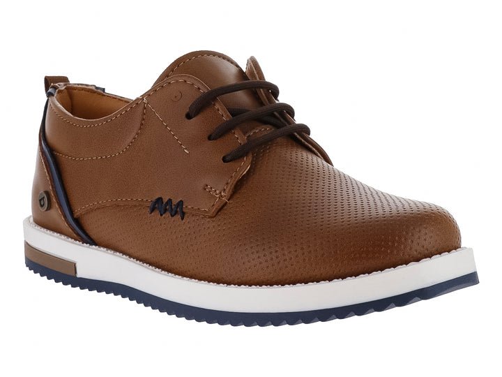 Zapato casual para niño color camel con suela blanca y detalles en azul marino.