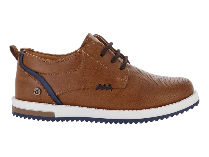Zapato casual para niño color camel con suela blanca y detalles en azul marino.