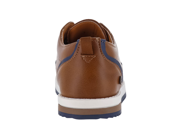 Zapato casual para niño color camel con suela blanca y detalles en azul marino.