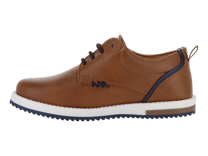 Zapato casual para niño color camel con suela blanca y detalles en azul marino.