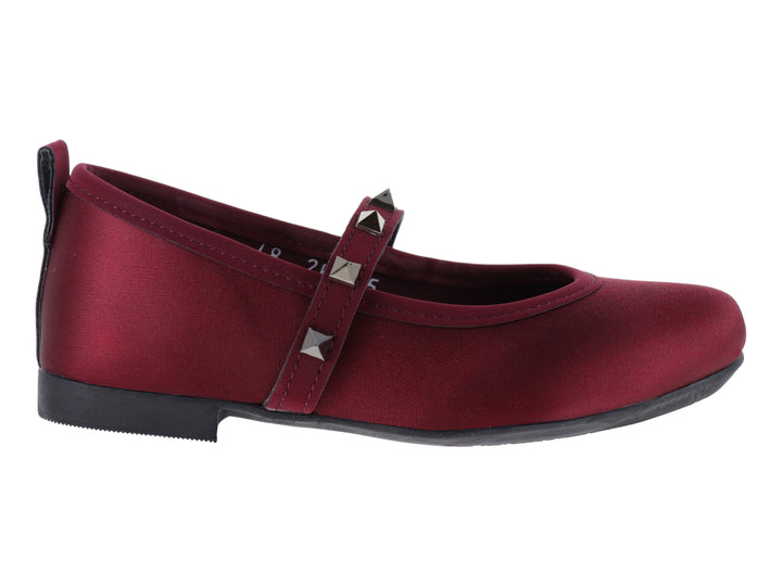 Zapato plano color rojo con correa adornada con tachuelas y suela negra.