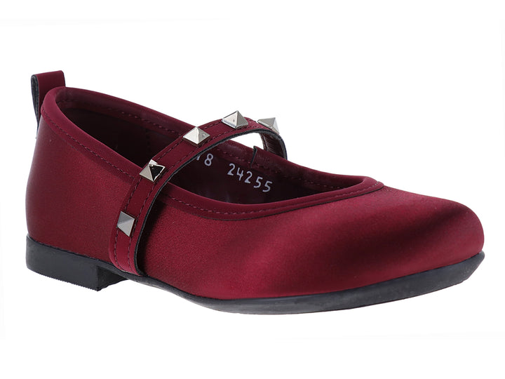 Zapato plano color rojo con correa adornada con tachuelas y suela negra.