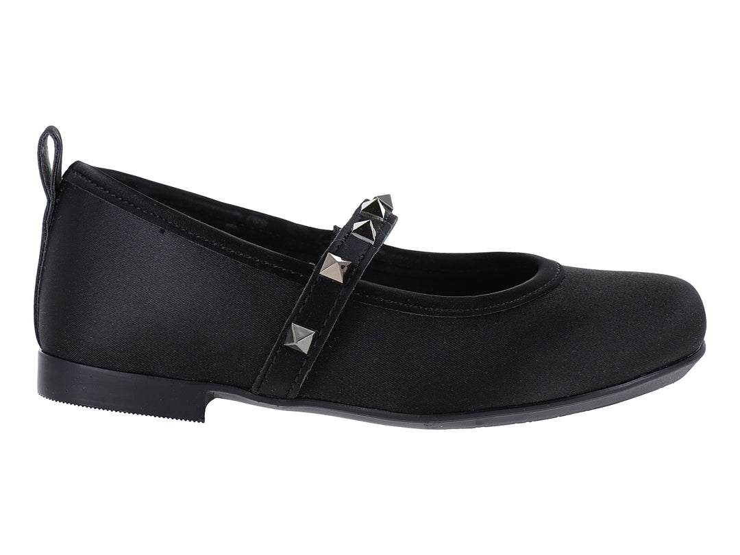 Zapato plano color negro con correa decorada con tachuelas plateadas y punta redondeada.