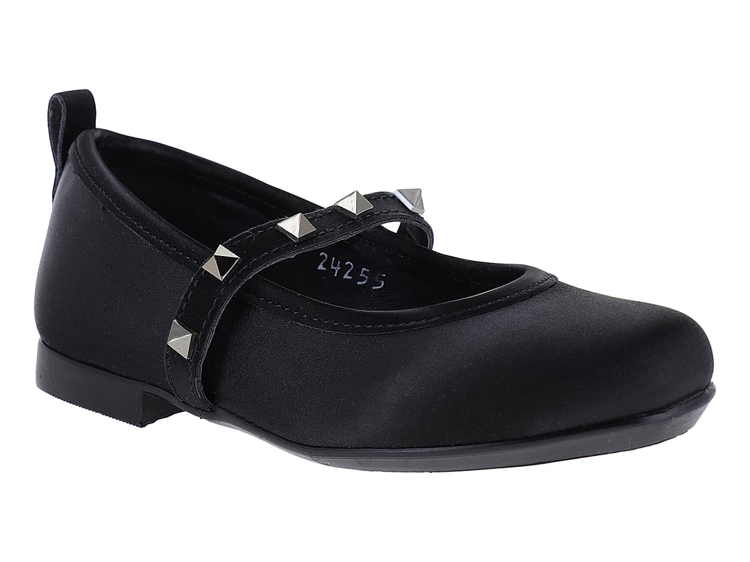 Zapato plano color negro con correa decorada con tachuelas plateadas y punta redondeada.