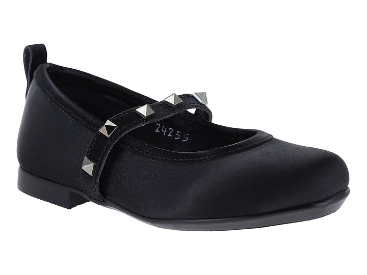 Zapato plano color negro con correa decorada con tachuelas plateadas y punta redondeada.