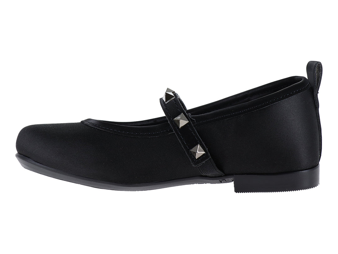 Zapato plano color negro con correa decorada con tachuelas plateadas y punta redondeada.