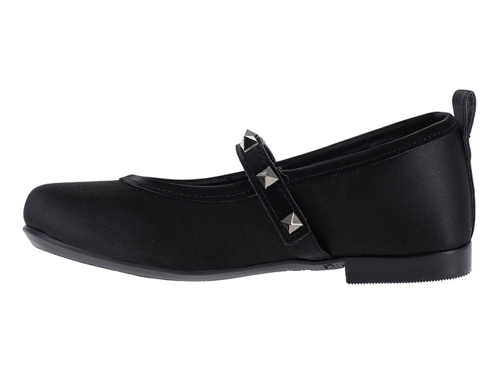 Zapato plano color negro con correa decorada con tachuelas plateadas y punta redondeada.