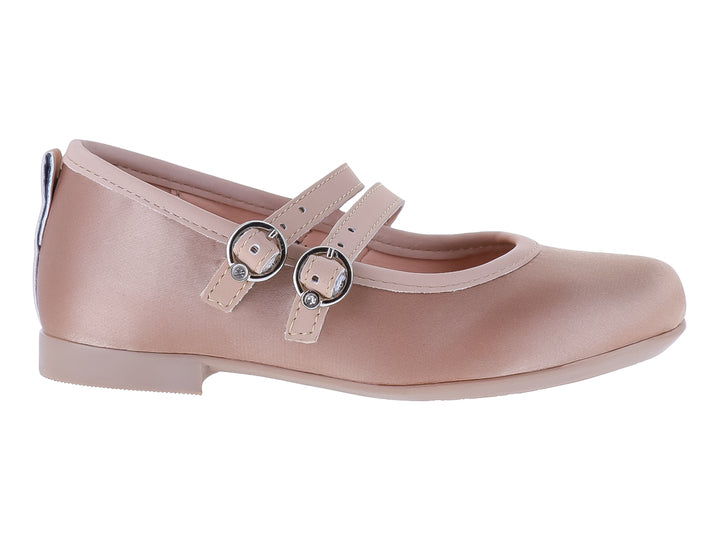 Zapato plano color nutty con doble correa y hebillas plateadas para niña.