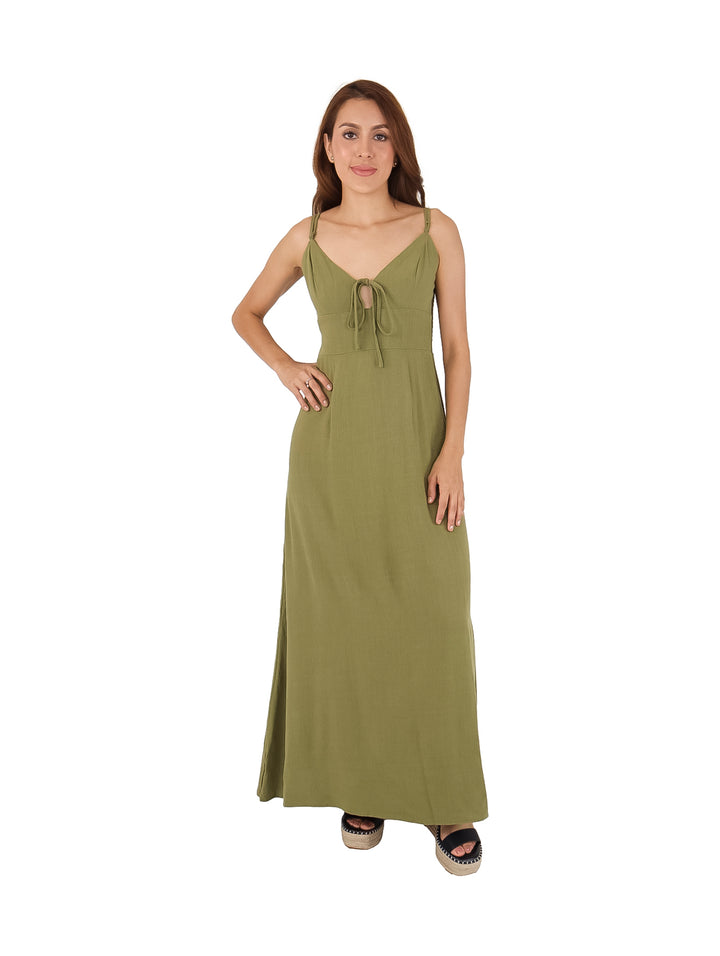 Mujer vistiendo un vestido largo de color verde con tirantes y detalle de lazo en el pecho.
