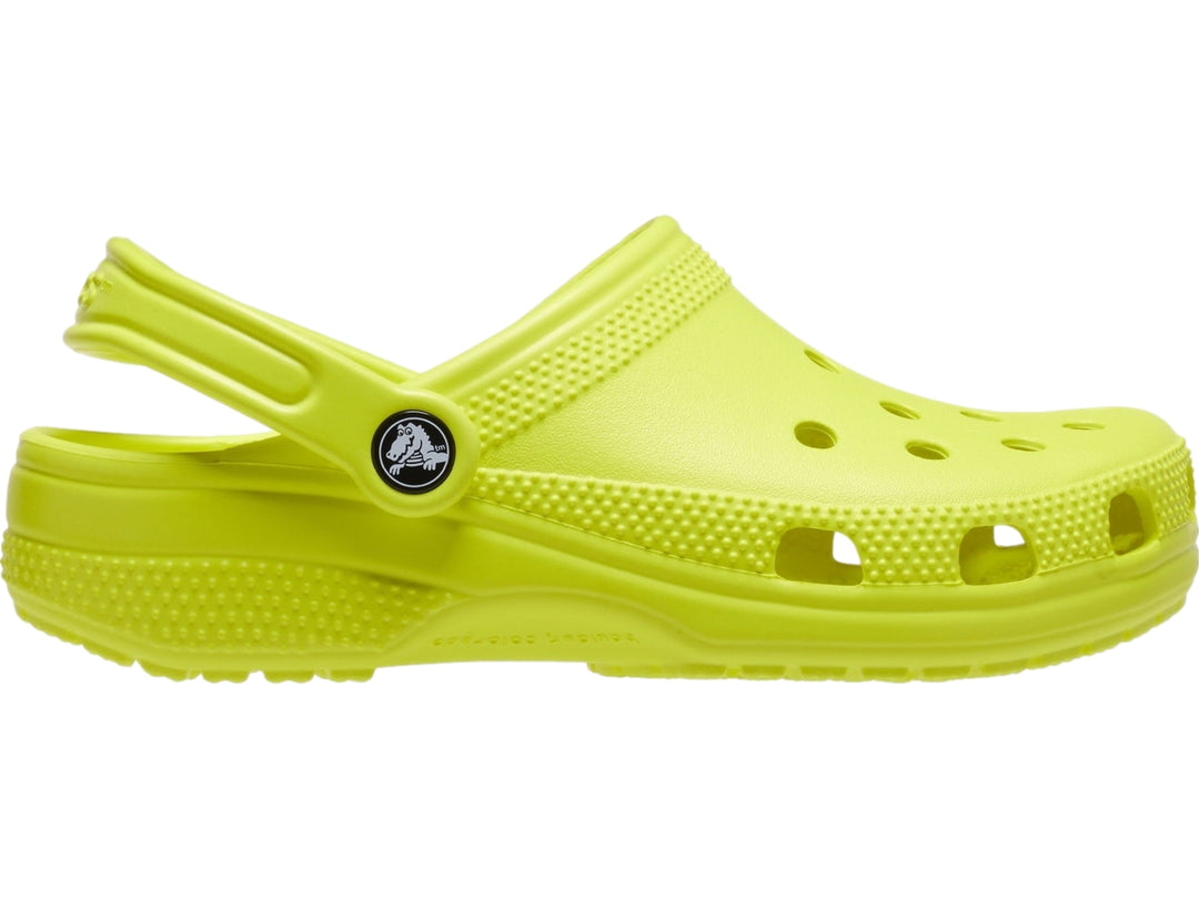Zueco Crocs Classic en color amarillo neón con correa ajustable y orificios de ventilación.