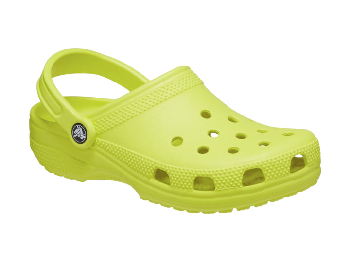 Zueco Crocs Classic en color amarillo neón con correa ajustable y orificios de ventilación.