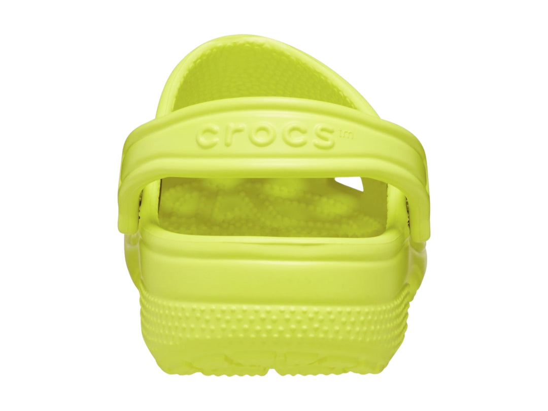Zueco Crocs Classic en color amarillo neón con correa ajustable y orificios de ventilación.