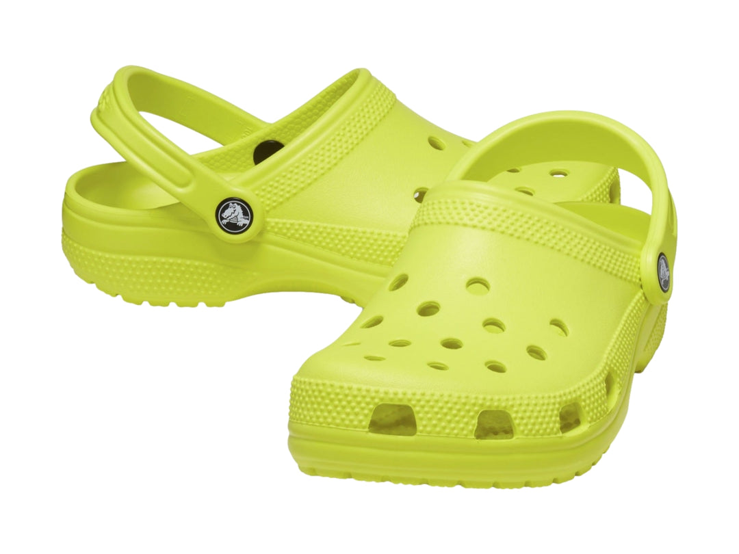 Zueco Crocs Classic en color amarillo neón con correa ajustable y orificios de ventilación.