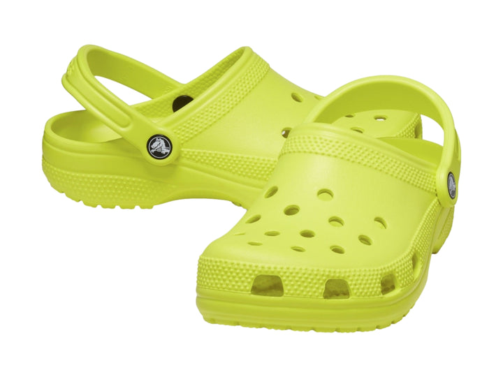 Zueco Crocs Classic en color amarillo neón con correa ajustable y orificios de ventilación.