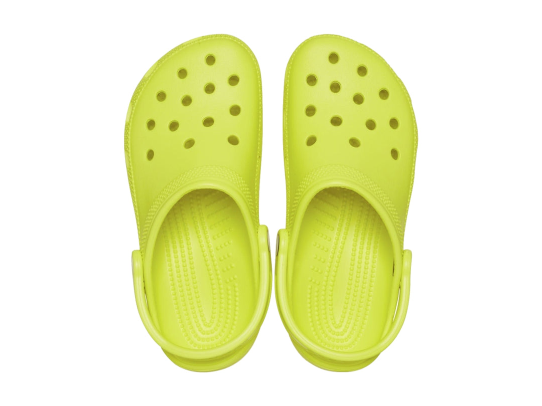 Zueco Crocs Classic en color amarillo neón con correa ajustable y orificios de ventilación.