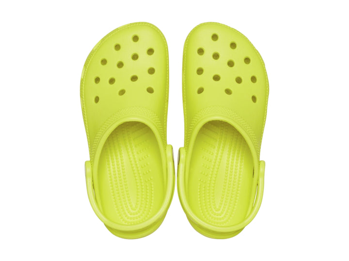 Zueco Crocs Classic en color amarillo neón con correa ajustable y orificios de ventilación.