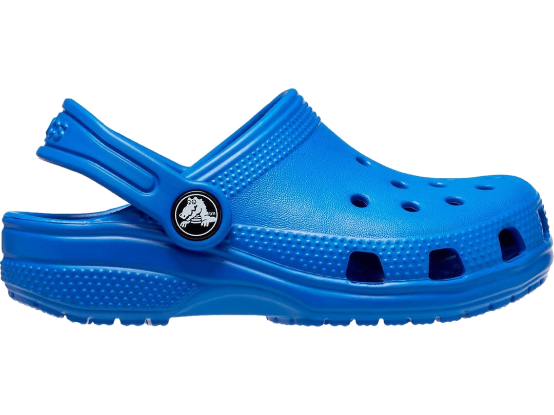 Zueco Crocs Classic en color azul Blue Bolt con correa ajustable y perforaciones superiores.