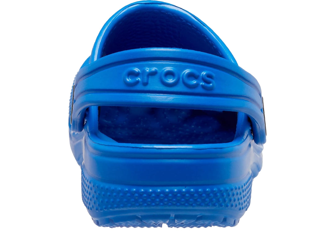 Zueco Crocs Classic en color azul Blue Bolt con correa ajustable y perforaciones superiores.