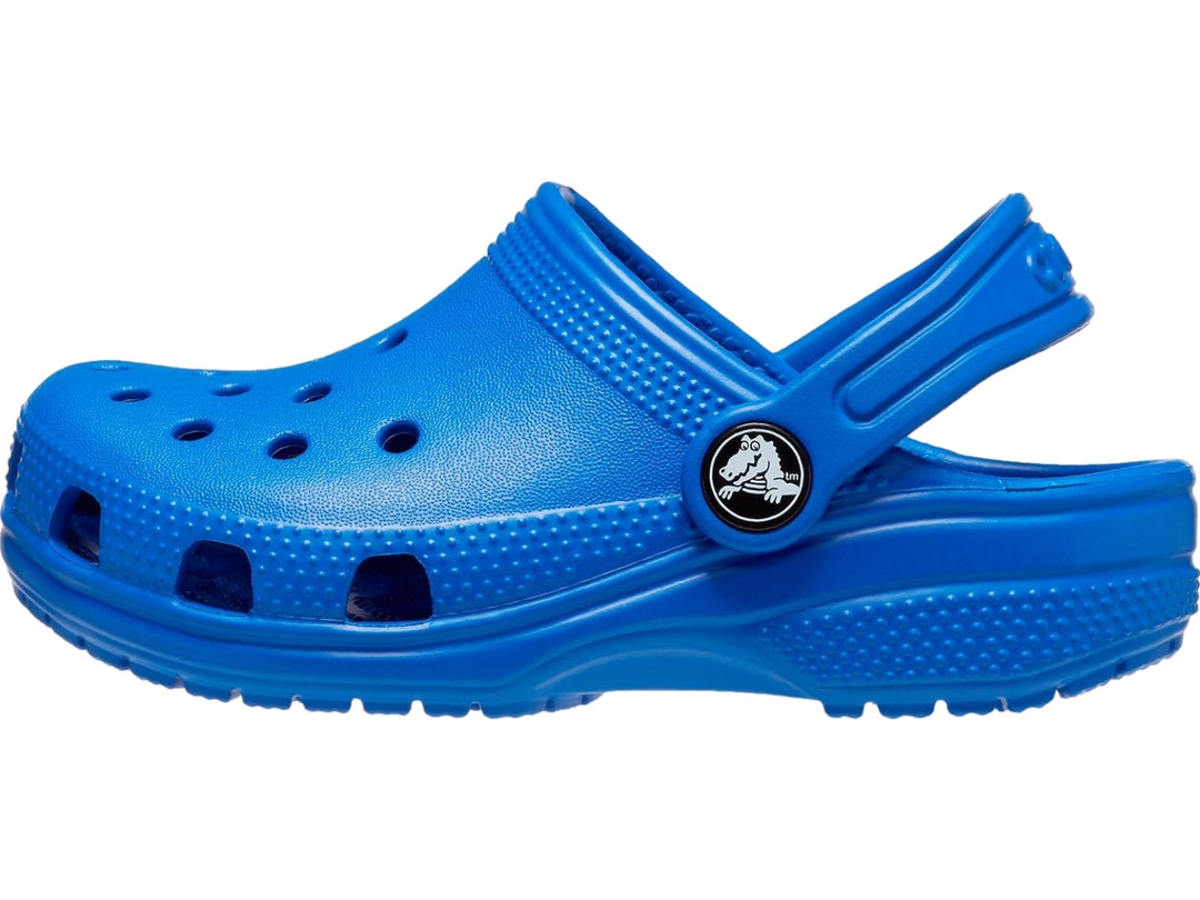 Zueco Crocs Classic en color azul Blue Bolt con correa ajustable y perforaciones superiores.