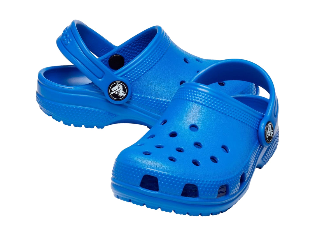 Zueco Crocs Classic en color azul Blue Bolt con correa ajustable y perforaciones superiores.