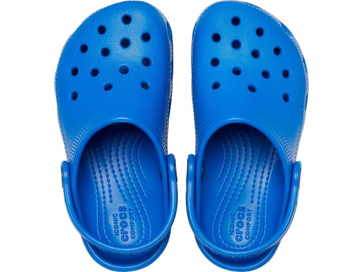 Zueco Crocs Classic en color azul Blue Bolt con correa ajustable y perforaciones superiores.
