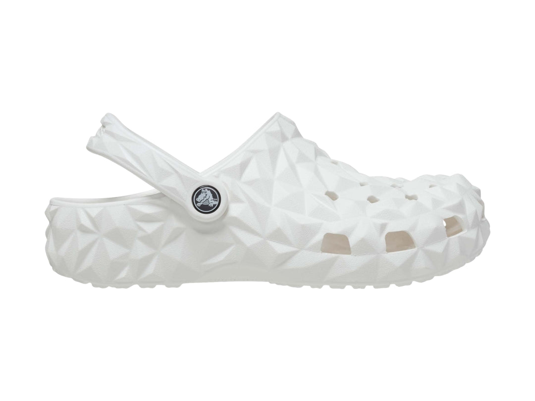 Zueco blanco Crocs con relieve geométrico facetado y correa ajustable trasera.