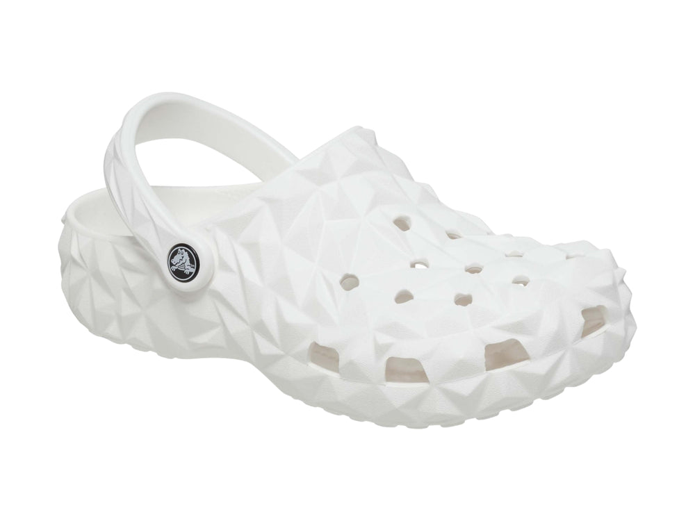 Zueco blanco Crocs con relieve geométrico facetado y correa ajustable trasera.