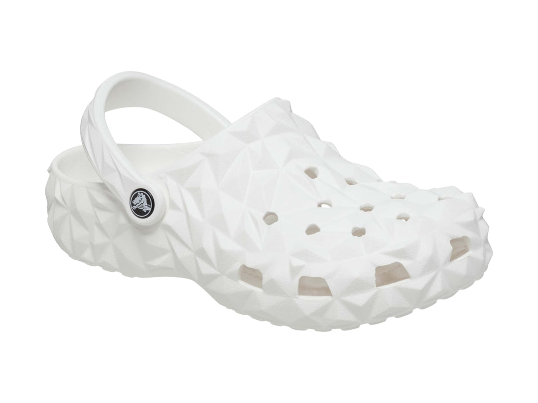 Zueco blanco Crocs con relieve geométrico facetado y correa ajustable trasera.