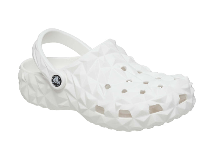 Zueco blanco Crocs con relieve geométrico facetado y correa ajustable trasera.