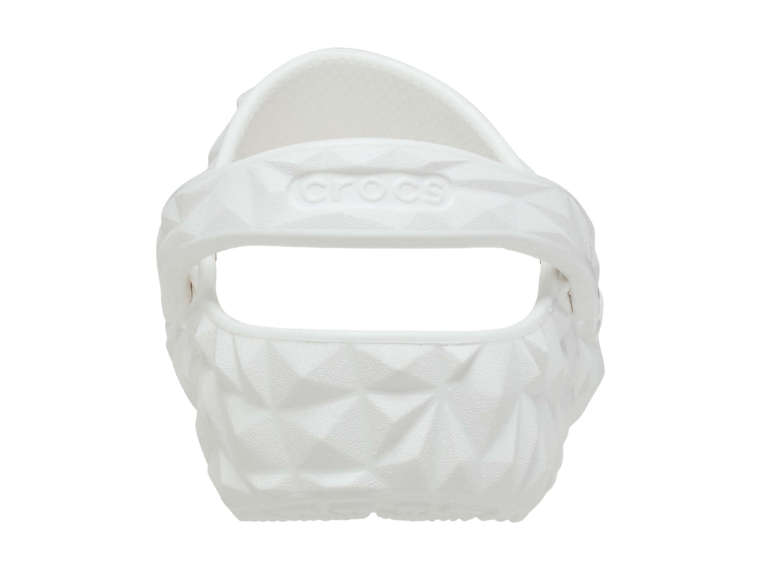 Zueco blanco Crocs con relieve geométrico facetado y correa ajustable trasera.