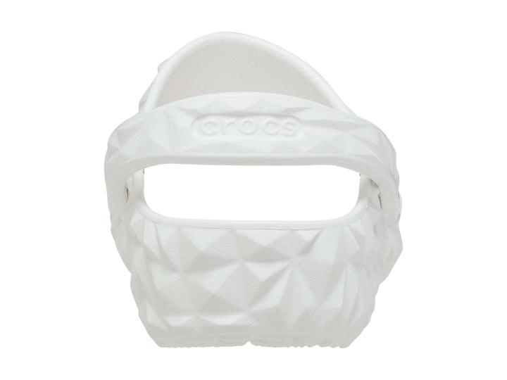 Zueco blanco Crocs con relieve geométrico facetado y correa ajustable trasera.