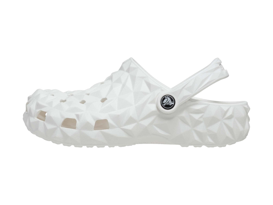 Zueco blanco Crocs con relieve geométrico facetado y correa ajustable trasera.