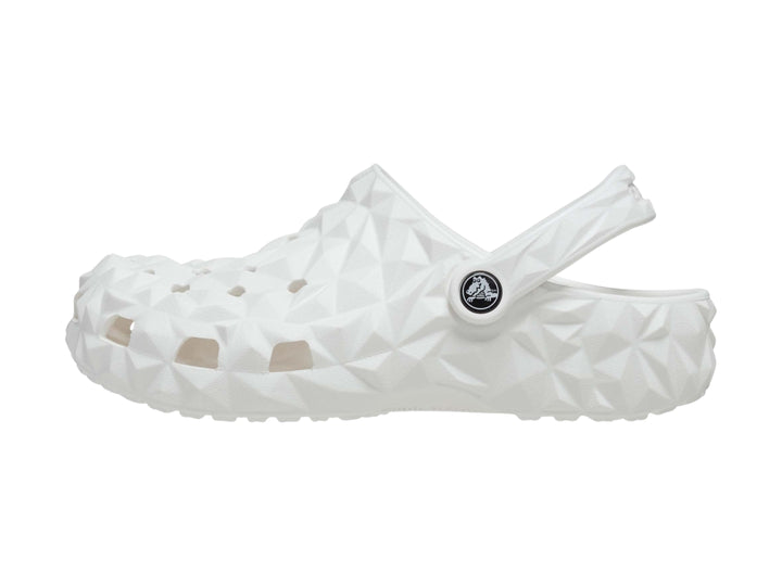 Zueco blanco Crocs con relieve geométrico facetado y correa ajustable trasera.