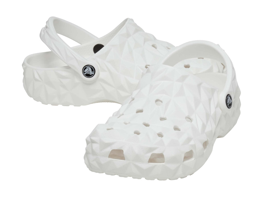 Zueco blanco Crocs con relieve geométrico facetado y correa ajustable trasera.