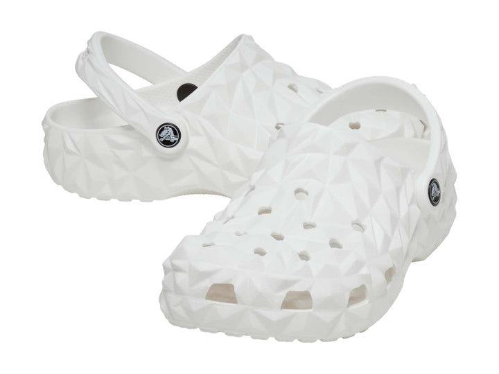 Zueco blanco Crocs con relieve geométrico facetado y correa ajustable trasera.