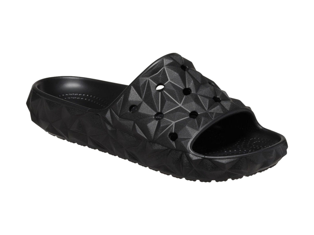 Sandalia Crocs Classic Geometric Slide en color negro con diseño de relieve geométrico tridimensional.