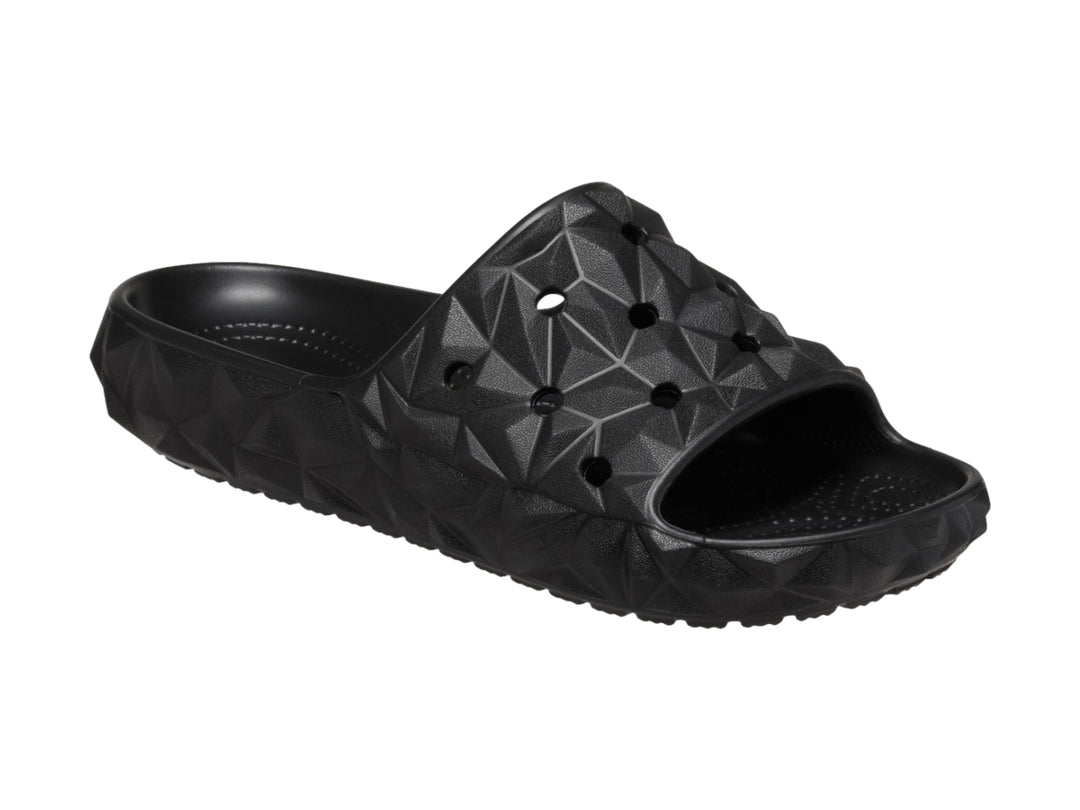 Sandalia Crocs Classic Geometric Slide en color negro con diseño de relieve geométrico tridimensional.