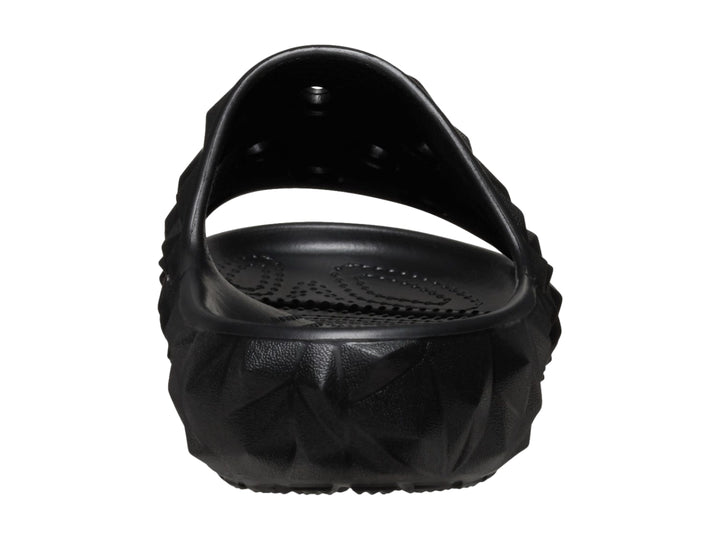 Sandalia Crocs Classic Geometric Slide en color negro con diseño de relieve geométrico tridimensional.