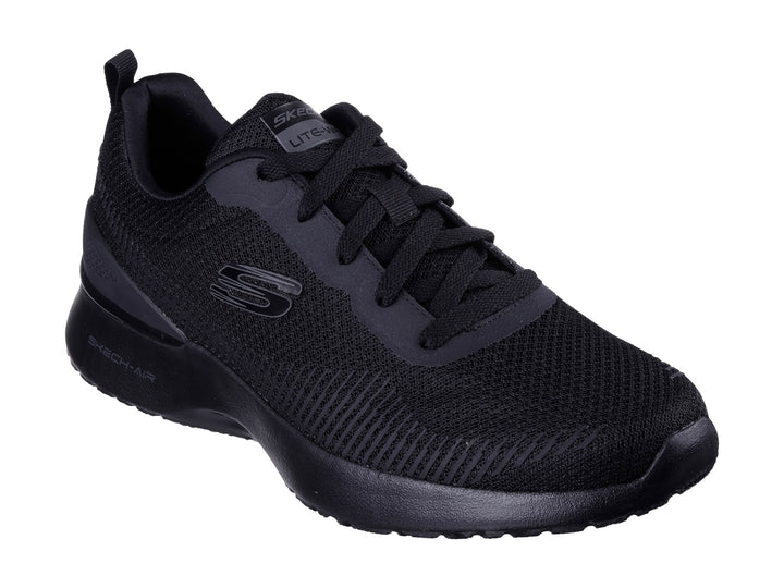 Tenis deportivos Skechers color negro con tejido de malla y suela gruesa.