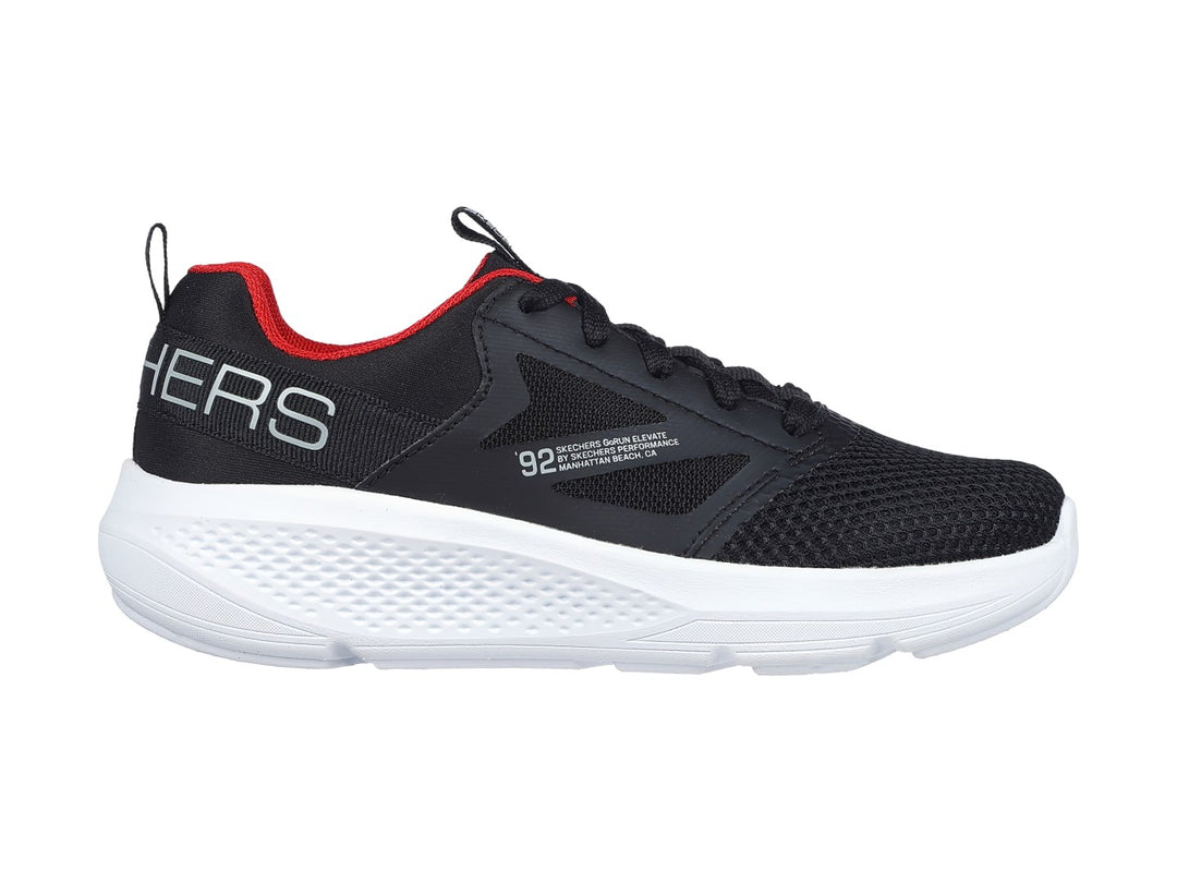 Tenis deportivos Skechers Go Run Elevate en color negro con detalles rojos y suela blanca gruesa.