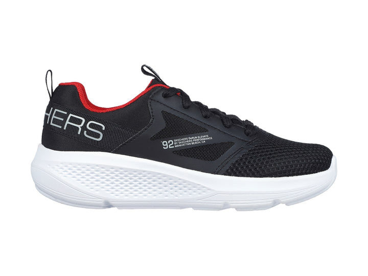 Tenis deportivos Skechers Go Run Elevate en color negro con detalles rojos y suela blanca gruesa.